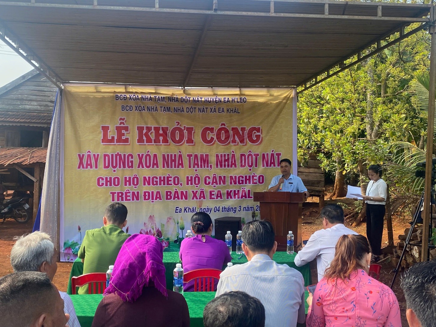 Công an xã Ea Khăl chung tay xóa nhà tạm, nhà dột nát